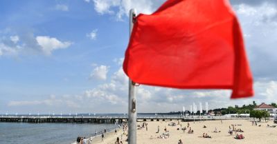Czerwone flagi na nadmorskich kąpieliskach; powodem są silny wiatr i wysokie fale