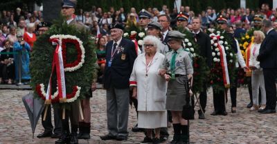 Modlitwy za powstańców i apel o zgodę pod pomnikiem „Polegli Niepokonani”