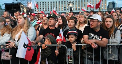 Warszawiacy znów zaśpiewali (nie)zakazane piosenki na placu Piłsudskiego