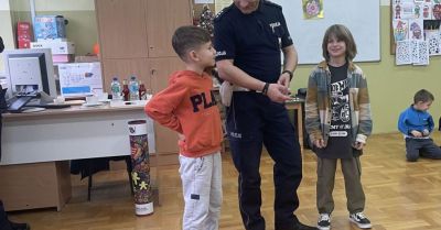 Policjanci uczą bezpieczeństwa w Szkole Podstawowej nr 1